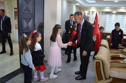 Sinanpaşa Kaymakamı Sayın Emrah ASLAN ın ve Belediye Başkanımız Sayın Zülkarni DAVAS ın  Beldemizdeki Okulları Ziyareti.