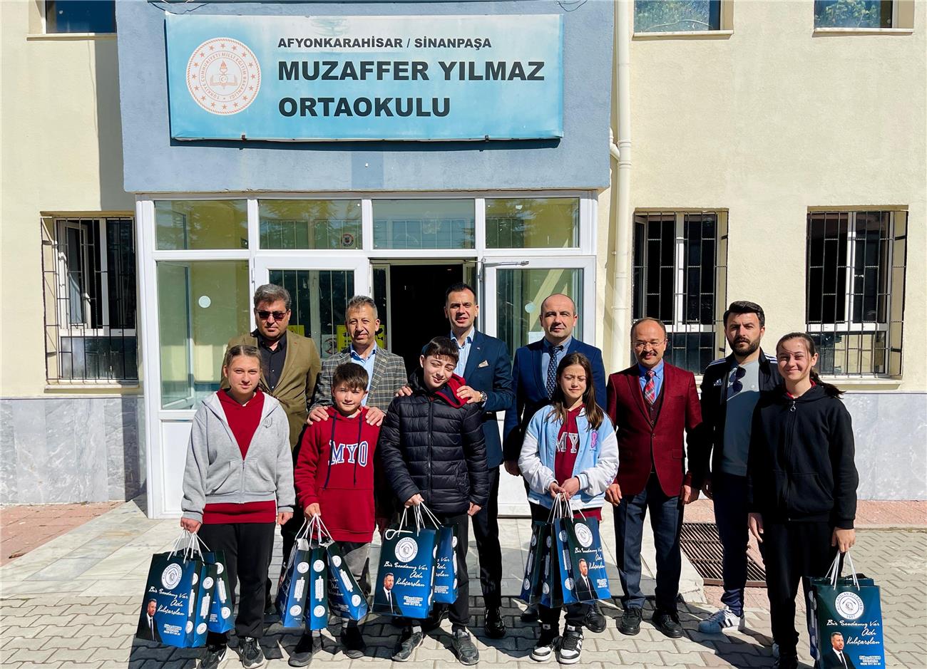 Öğrencilerimize hediye takdimi.